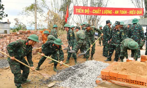 Thần tốc xây dựng lại những mái nhà sau lũ dữ