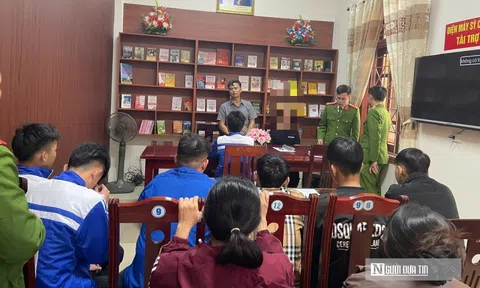 Đưa con "chưa ngoan" lên công an xã để… đọc sách