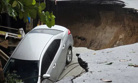 Mặt đường trung tâm TP. Đà Nẵng sụt lún tạo hố sâu