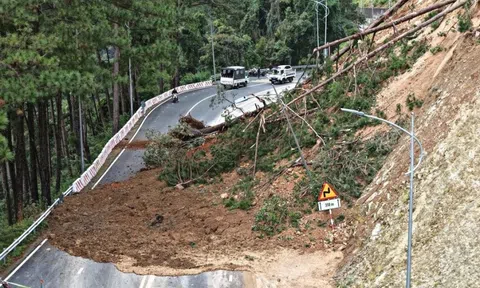 Lâm Đồng: Đèo Prenn tiếp tục sạt lở, đường sắt điều tàu hàng 200 tấn trấn giữ cầu