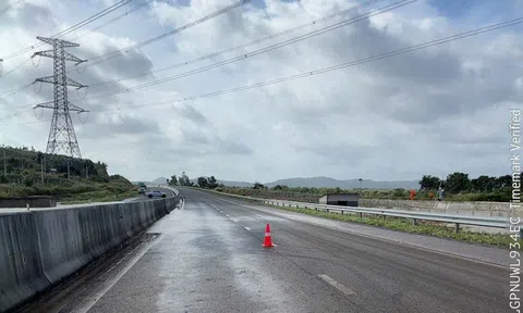 Khôi phục lưu thông phương tiện trên 2 tuyến cao tốc sau sự cố ngập sâu