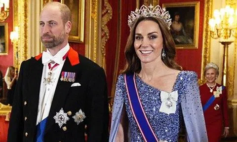 Vương phi Kate đội vương miện đính 2.600 viên kim cương
