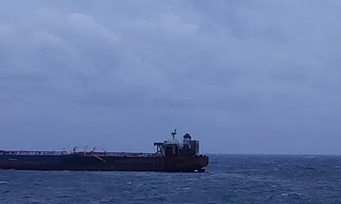 Bị một tàu chở dầu dài 274 mét áp sát bờ biển, Bulgaria lập tức phản ứng