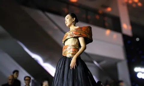 Váy dạ hội lấy cảm hứng từ lò gạch trăm tuổi ở Vĩnh Long gây chú ý