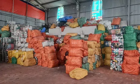 Tạm giữ hơn 94 tấn quần áo cũ không rõ nguồn gốc