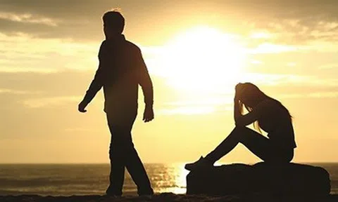 Buông chiếc ly vỡ xuống