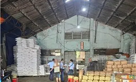 Phát hiện điểm chứa trữ gần 15 tấn đường cát nhập lậu