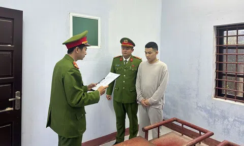 Khởi tố tài xế ô tô cố tình tông thẳng vào một nhóm người