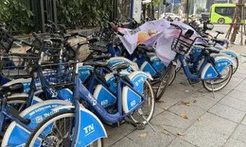 Hà Nội: Xe đạp công cộng phủ bụi, “nằm chờ khách” giữa phố