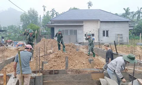 Bộ CHQS TP. Huế chỉ đạo đẩy nhanh tiến độ xây nhà cho người dân vùng lũ