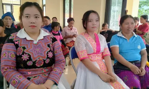 Vượt núi đi tìm con chữ: Hành trình của những người phụ nữ Mông vùng biên