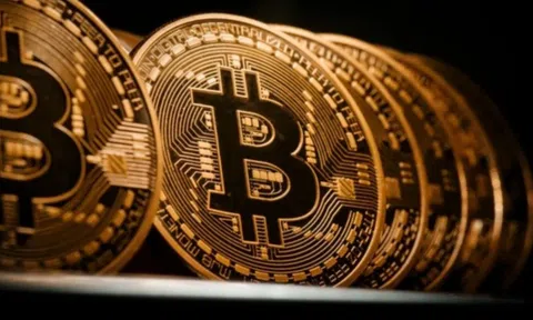 Giá Bitcoin 'bốc hơi' 30% từ đỉnh, áp lực bán tháo gia tăng dù Fed giảm lãi suất