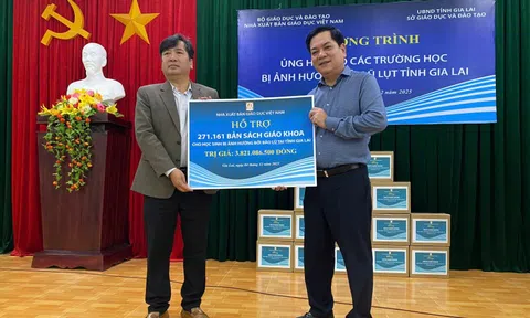 NXB Giáo dục Việt Nam tặng sách giáo khoa cho học sinh vùng lũ Gia Lai