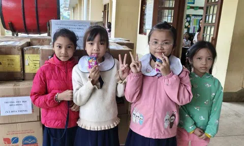 Trao sách giáo khoa cho học sinh vùng lũ Hòa Thịnh
