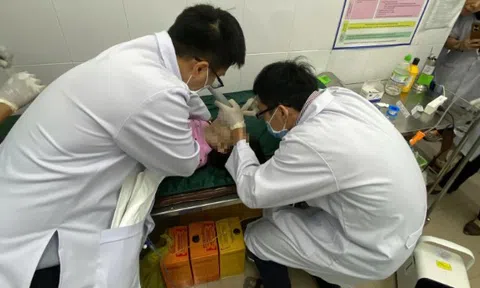 Điều tra vụ bé gái tử vong sau khi ăn cơm trưa ở lớp mẫu giáo