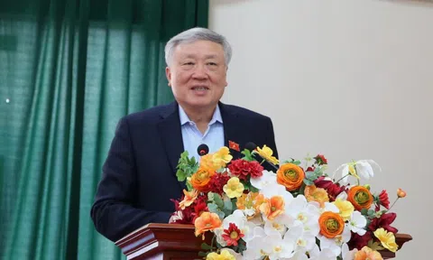 Phó Thủ tướng Thường trực Nguyễn Hòa Bình xem xét, trao đổi, trả lời từng ý kiến, kiến nghị của cử tri