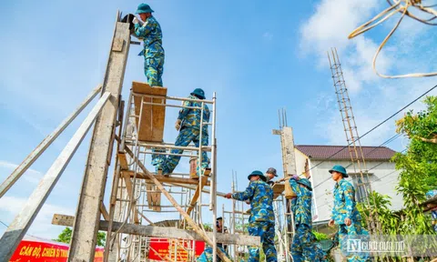 Chùm ảnh: Bộ đội thần tốc xây nhà cho người dân vùng lũ