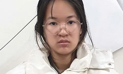 Cô gái trẻ bị bắt giữ vì 2 lọ nhựa chứa dung dịch màu trắng