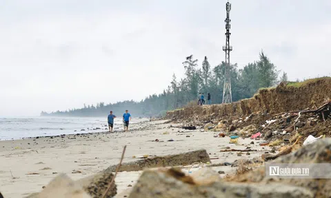 Bãi tắm đẹp nhất Quảng Ngãi đứng trước nguy cơ bị "xóa sổ"