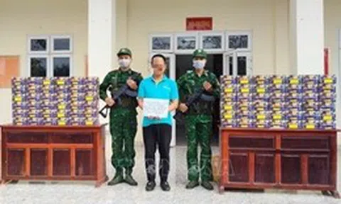 Bắt giữ các đối tượng vận chuyển pháo trái phép