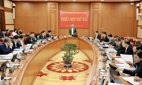 Hoàn thiện thể chế, tháo gỡ ‘điểm nghẽn’ để tạo động lực phát triển đất nước