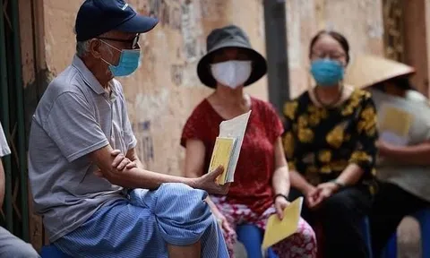 Người từ 70 tuổi trở lên được chi trả 500.000 đồng tiền trợ cấp hưu trí xã hội hằng tháng theo điều kiện nào?