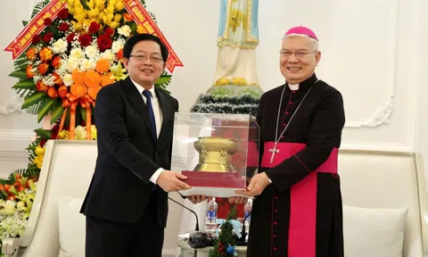 Phó Thủ tướng Hồ Quốc Dũng thăm, chúc mừng Giáng sinh Tổng Giáo phận Huế