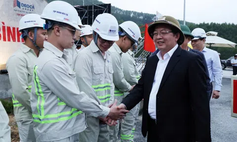 Phó Thủ tướng Hồ Quốc Dũng thăm, động viên lực lượng thi công Dự án cao tốc Quảng Ngãi – Hoài Nhơn