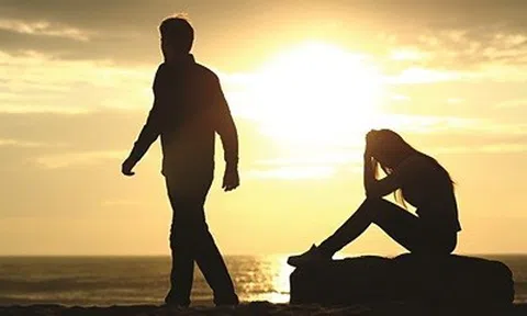 Buông chiếc ly vỡ xuống