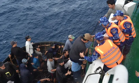 Tiếp nhận 52 thuyền viên tàu cá Đà Nẵng bị cháy, chìm ở Trường Sa