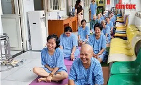 Lớp yoga hành lang - nơi tiếp thêm năng lượng sống cho bệnh nhân ung thư