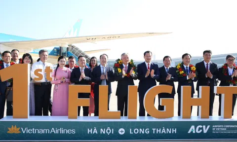 Phó Thủ tướng Thường trực Nguyễn Hòa Bình đáp chuyến bay đầu tiên xuống Sân bay Quốc tế Long Thành