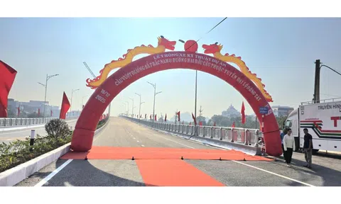 Thông xe kỹ thuật cầu vượt đường sắt Bắc-Nam chào mừng Đại hội XIV của Đảng