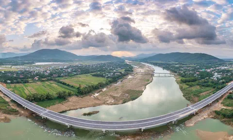 Thông tuyến cao tốc qua Quảng Ngãi, Khu kinh tế Dung Quất có dự án sản xuất thép ray "khủng"