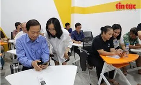 Bình dân học vụ số của những mái đầu bạc - Bài 1: Lớp học ‘tóc bạc’ và những người thầy tuổi đôi mươi