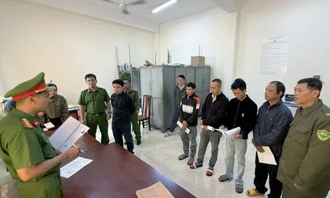 Bố mẹ và con trai bị khởi tố vì đánh nhau với hàng xóm