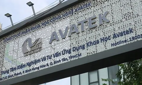 Sau lưng người chồng/vợ...