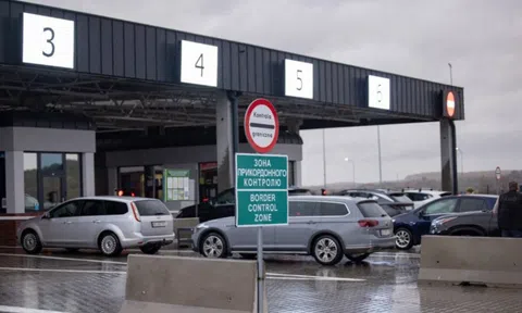 Hàng dài người Ukraine chờ qua cửa khẩu Ba Lan về quê đón Giáng sinh