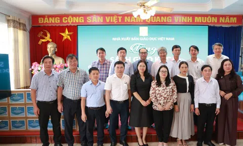 Niềm vui của học sinh khi đón nhận SGK mới sau bão