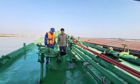 Cảnh sát biển tạm giữ tàu chở 15.000 kg dầu FO không rõ nguồn gốc
