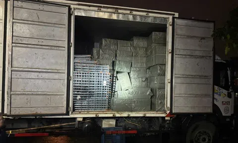 Kiểm tra xe tải đỗ bên đường, phát hiện số thuốc lá lậu trị giá gần 2 tỷ đồng