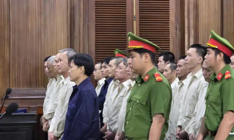 Vụ buôn lậu 1,7 triệu lít xăng dầu: Người giúp sức buôn lậu hưởng lợi bị đề nghị mức án cao hơn kẻ chủ mưu