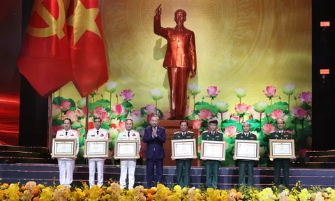 Lãnh đạo Đảng, Nhà nước trao danh hiệu Anh hùng tặng các tập thể, cá nhân