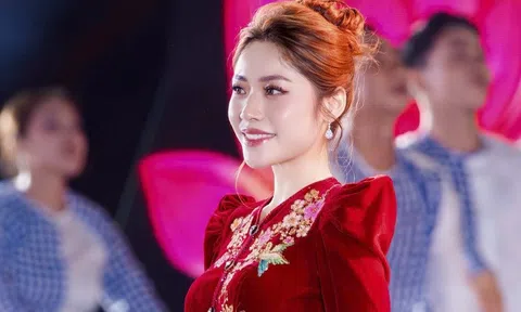 Hoa hậu Đại dương Thanh Thảo diện áo bà ba diễn vedette