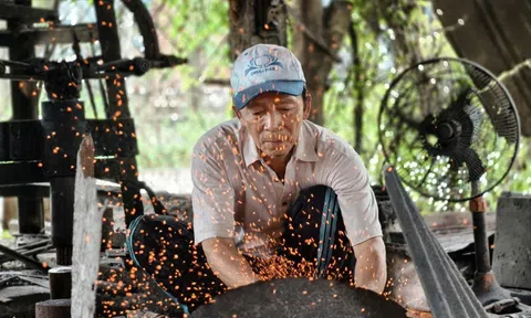 Làng nghề 300 năm tuổi ở Quảng Ngãi đỏ lửa những ngày cận Tết