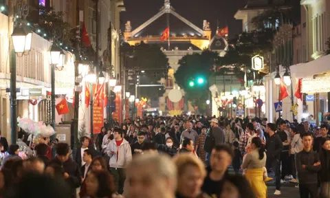 Countdown 2026 làm “nóng” Hồ Gươm, dòng người ken đặc chờ thời khắc giao thừa
