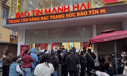 Người dân dậy sớm xếp hàng rước lộc Vàng 0,1 chỉ ngày đầu năm