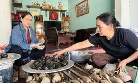 Chiếc bánh 5.000 đồng và ngọn lửa trăm năm của một làng nghề