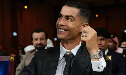 Ronaldo đeo đồng hồ kim cương giá hơn 19,5 tỷ đồng, giới mộ điệu trầm trồ