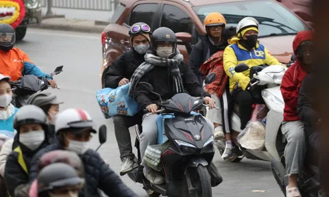 Chưa hết kỳ nghỉ, người dân đã ùn ùn trở lại Hà Nội